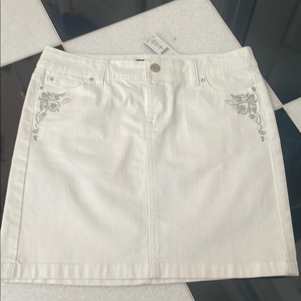 White House Black Market Mini Skirt in Crisp White